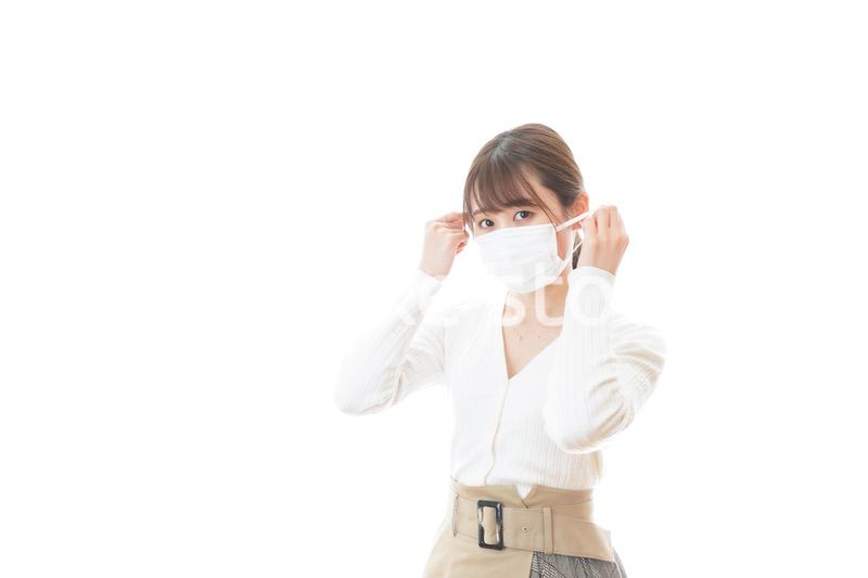 マスクをした若い女性