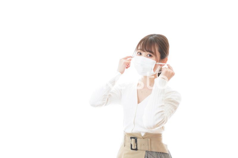 マスクをした若い女性