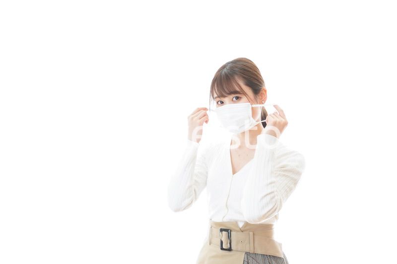 マスクをした若い女性