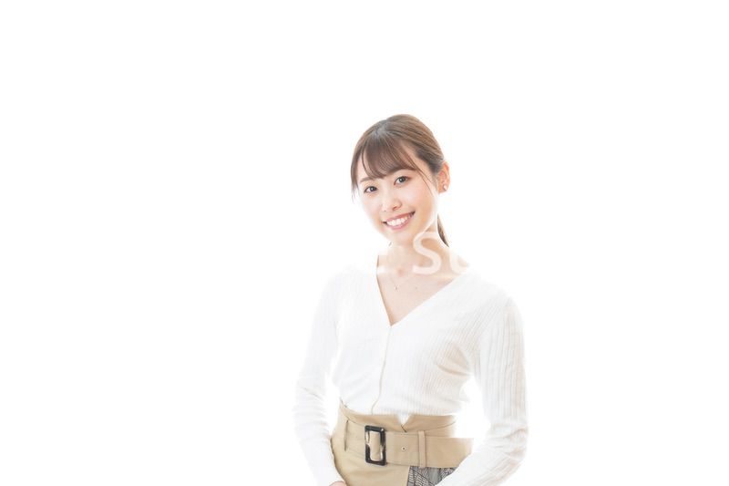 笑顔の若い女性