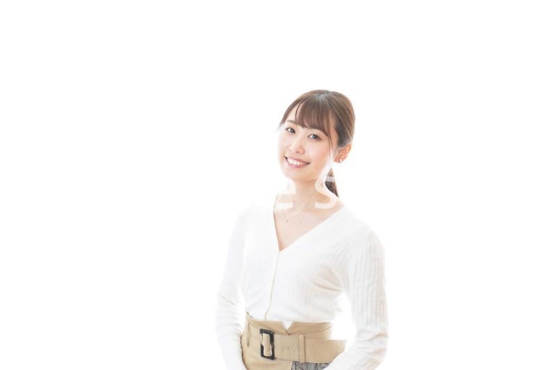 笑顔の若い女性