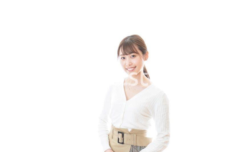 笑顔の若い女性