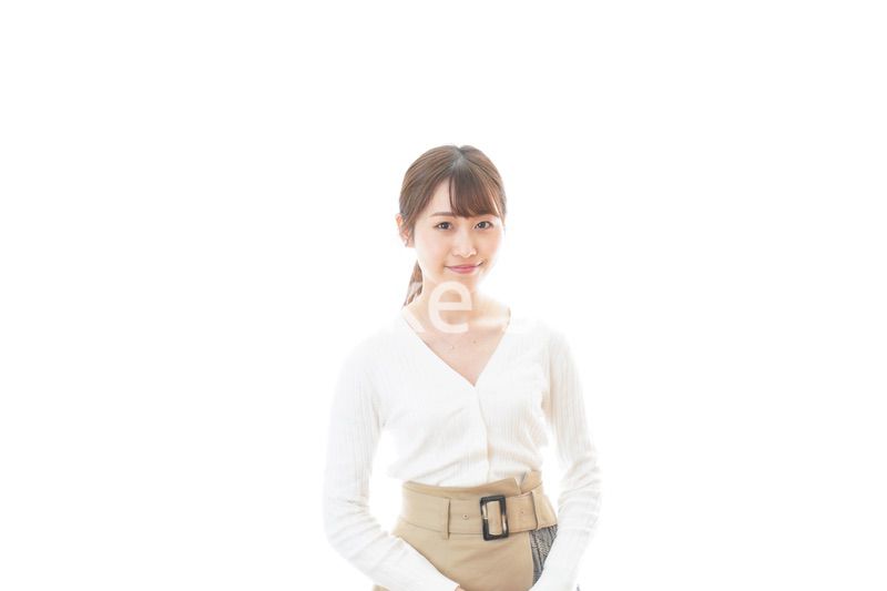 笑顔の若い女性