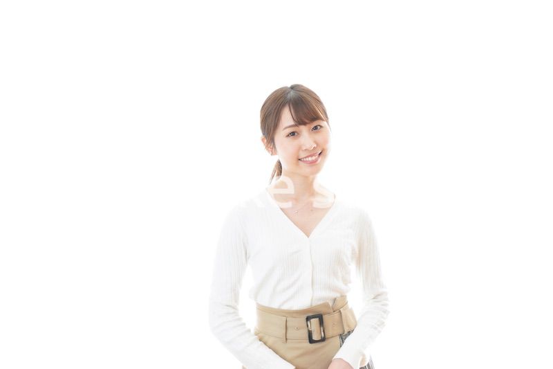 笑顔の若い女性