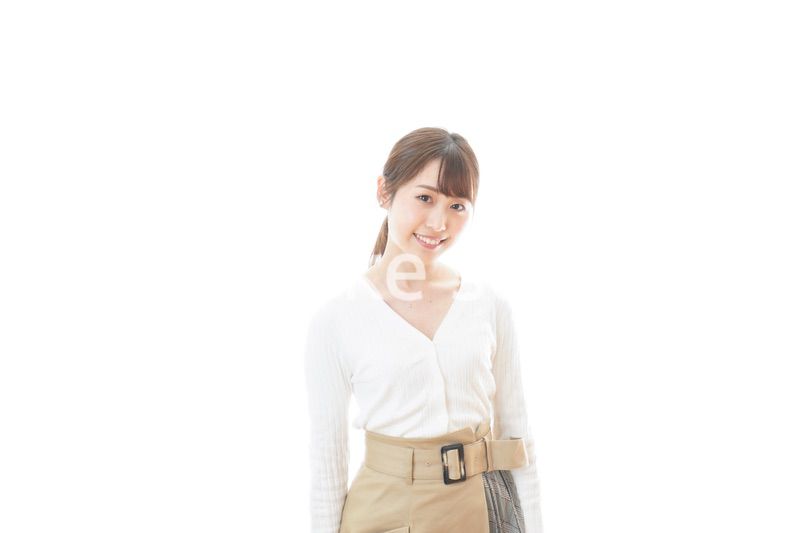 笑顔の若い女性