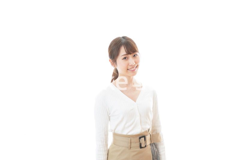 笑顔の若い女性