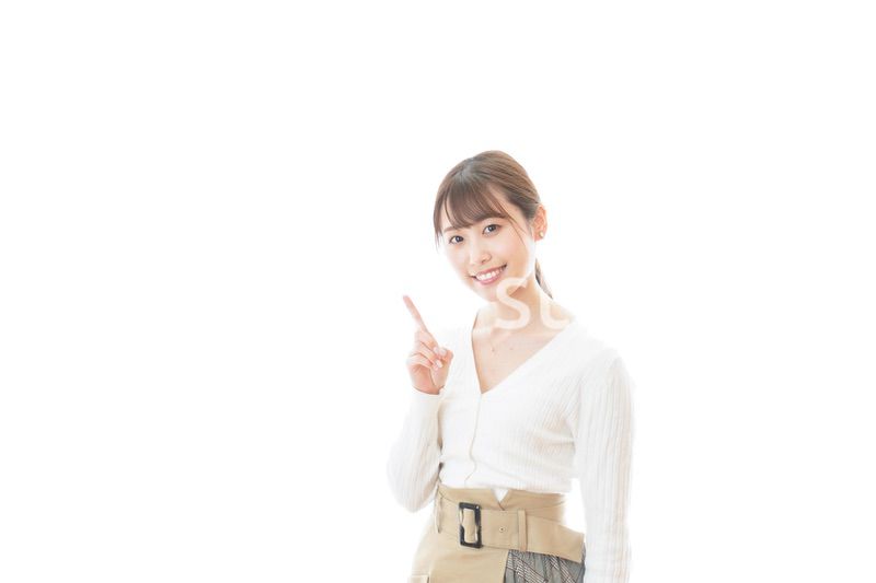 笑顔で指をさす若い女性