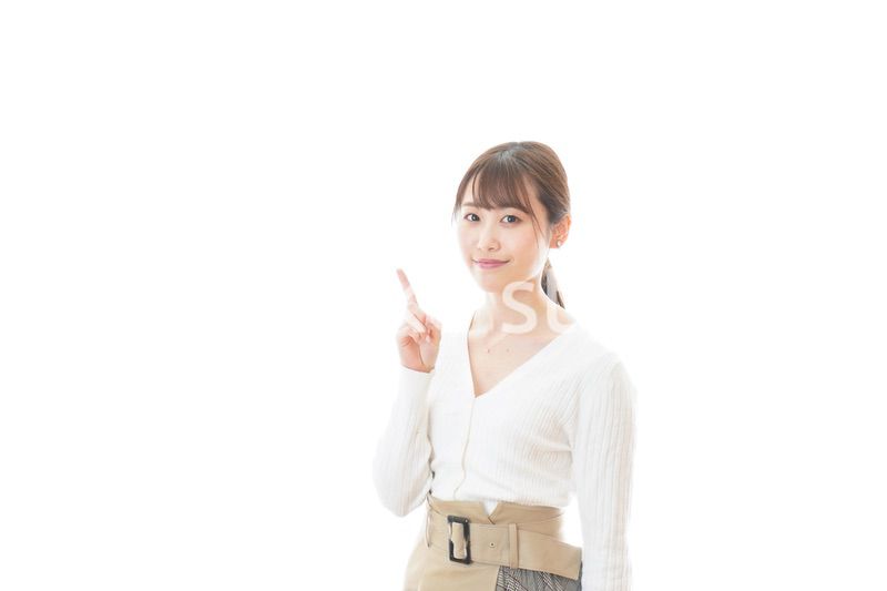 笑顔で指をさす若い女性