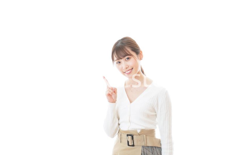 笑顔で指をさす若い女性