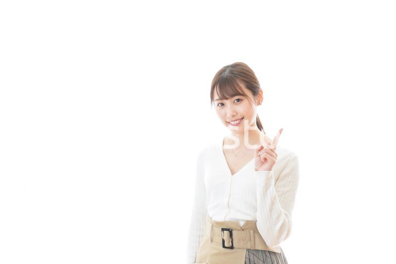 笑顔で指をさす若い女性