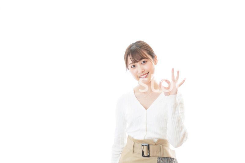 笑顔でOKサインを示す若い女性