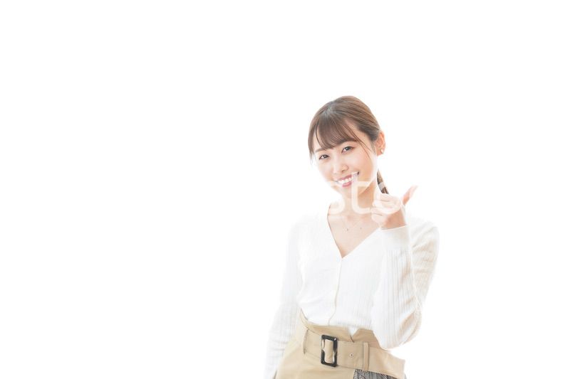 笑顔でOKサインを示す若い女性