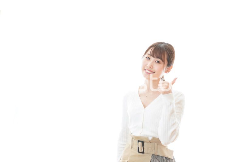 笑顔でOKサインを示す若い女性