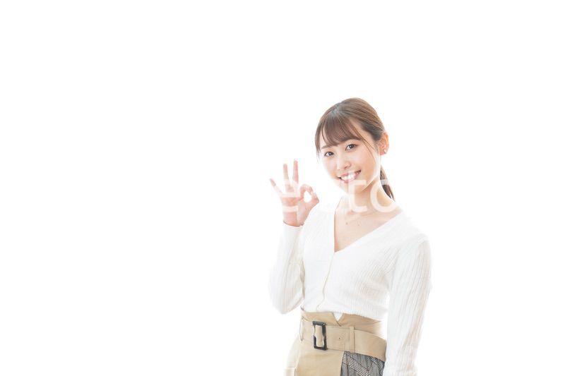 笑顔でOKサインを示す若い女性