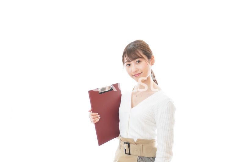 笑顔で資料を持つ若い女性