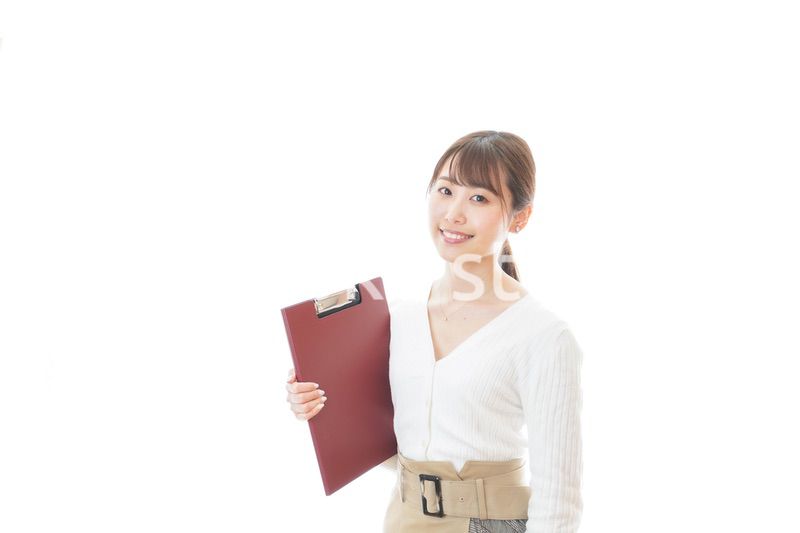 笑顔で資料を持つ若い女性