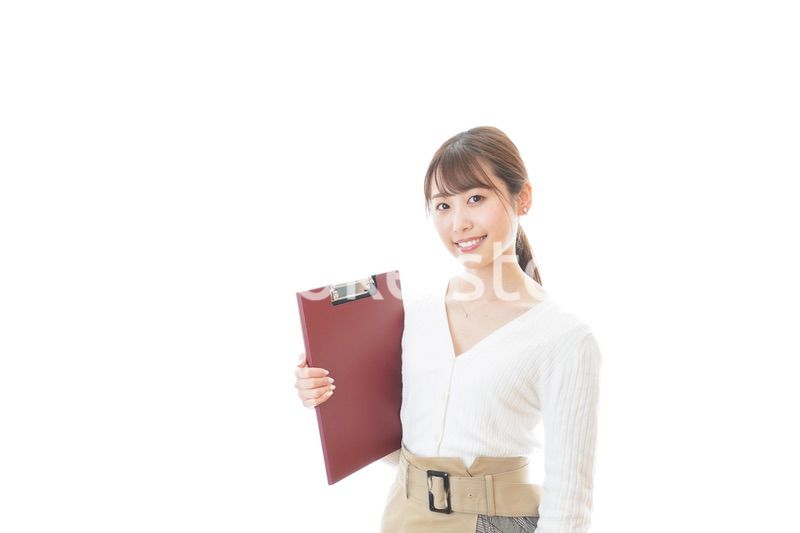 笑顔で資料を持つ若い女性