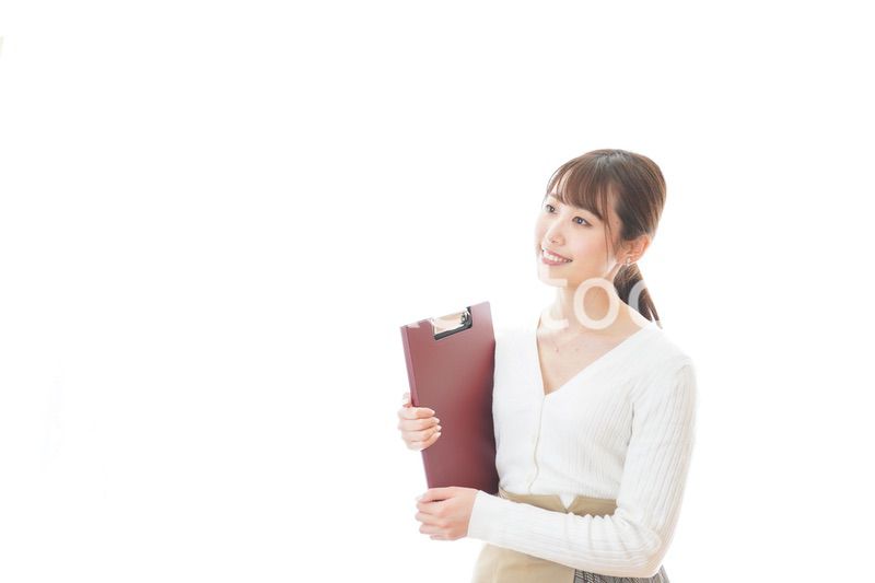 笑顔で資料を持つ若い女性