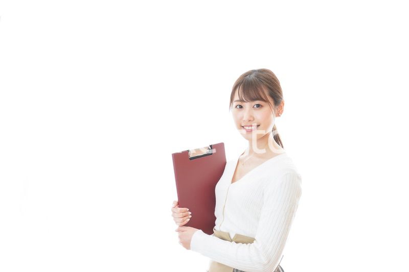 笑顔で資料を持つ若い女性