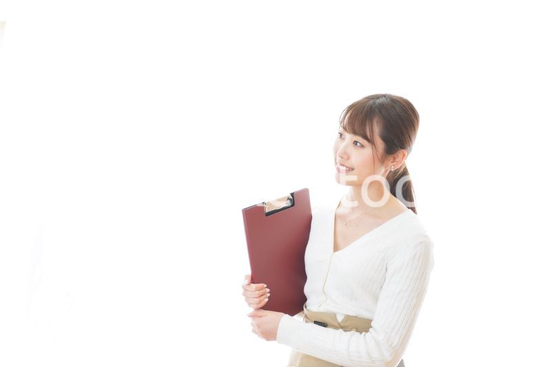 笑顔で資料を持つ若い女性