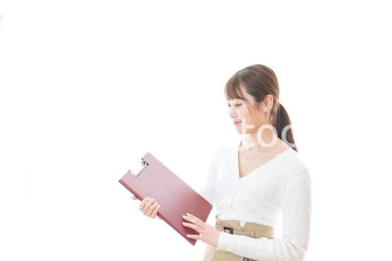 笑顔で資料を持つ若い女性