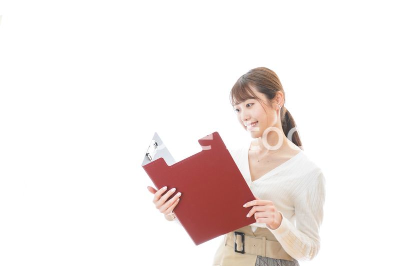 笑顔で資料を持つ若い女性