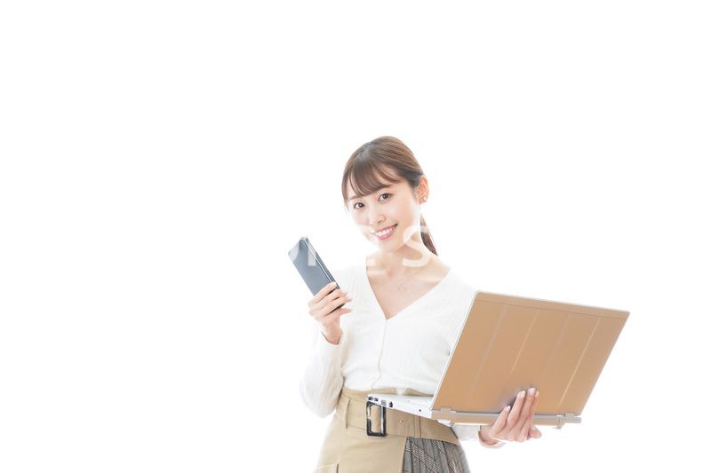 笑顔で在宅勤務をする若い女性