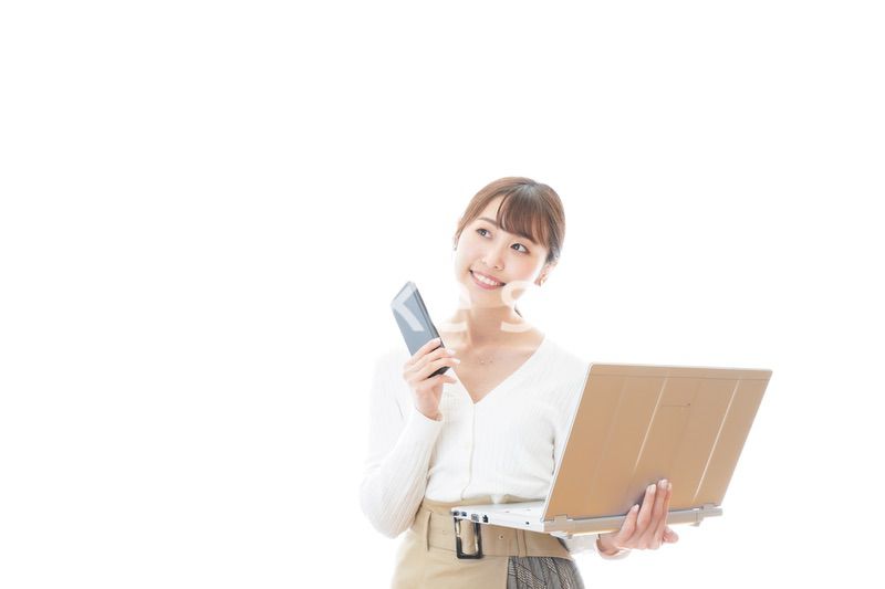 笑顔で在宅勤務をする若い女性