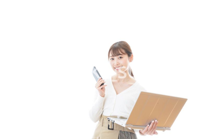 笑顔で在宅勤務をする若い女性