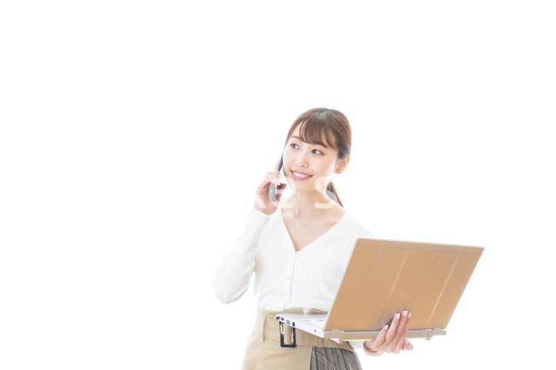 笑顔で在宅勤務をする若い女性