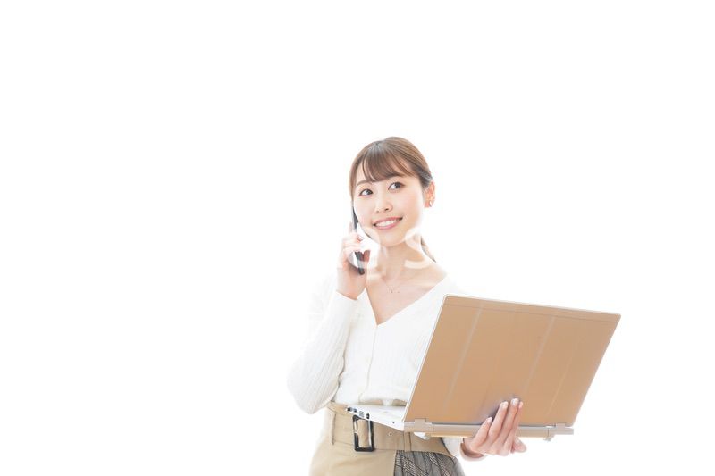 笑顔で在宅勤務をする若い女性