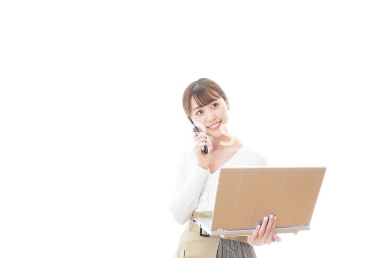 笑顔で在宅勤務をする若い女性