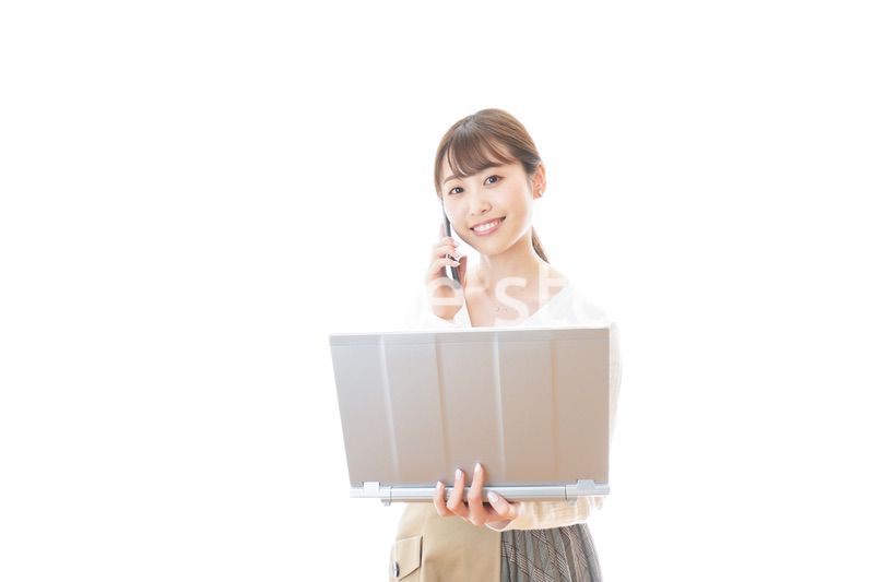 笑顔で在宅勤務をする若い女性