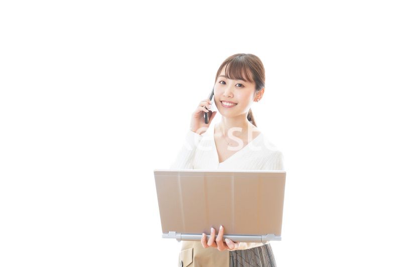 笑顔で在宅勤務をする若い女性