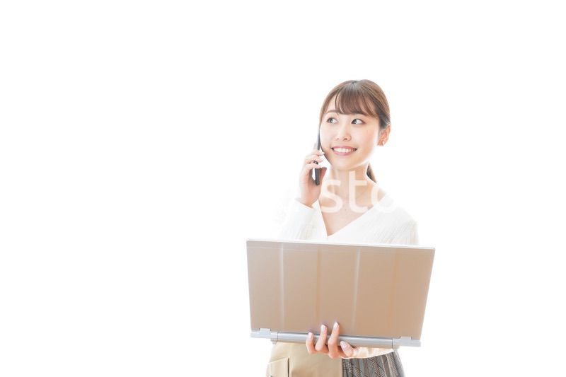 笑顔で在宅勤務をする若い女性