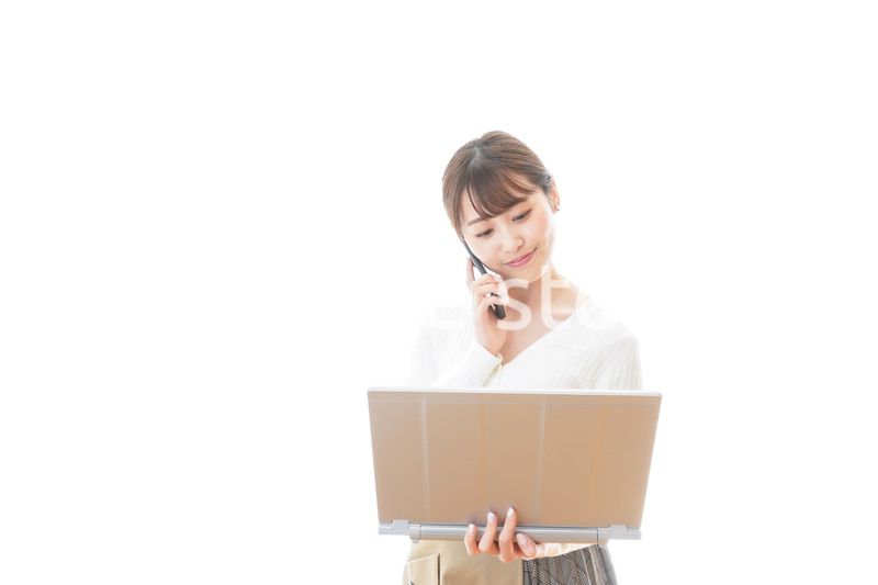 笑顔で在宅勤務をする若い女性