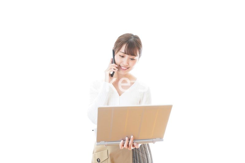 笑顔で在宅勤務をする若い女性