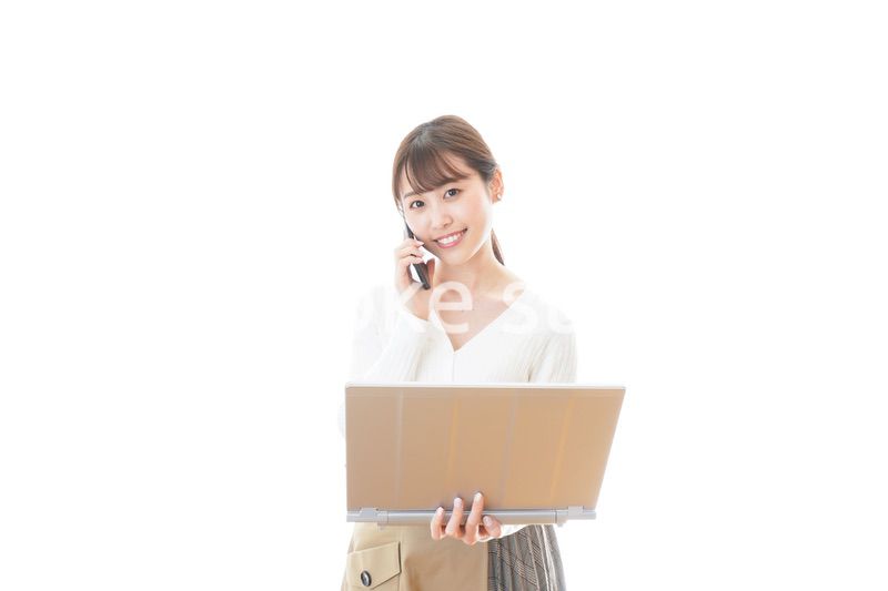 笑顔で在宅勤務をする若い女性