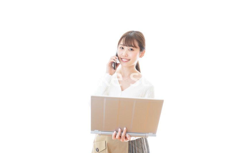 笑顔で在宅勤務をする若い女性