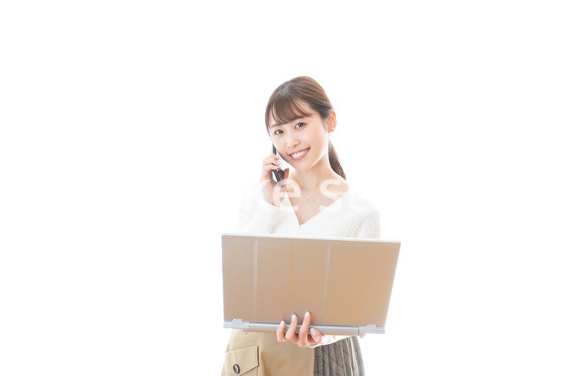 笑顔で在宅勤務をする若い女性