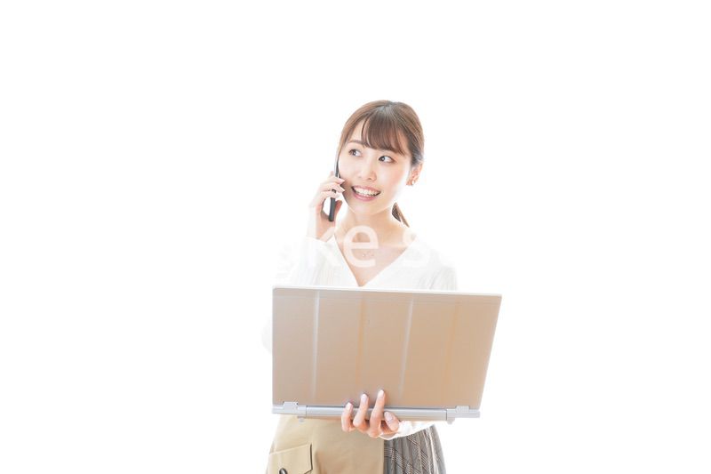 笑顔で在宅勤務をする若い女性