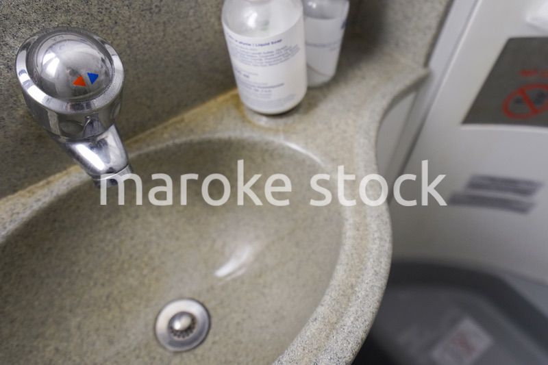 飛行機の中のトイレ