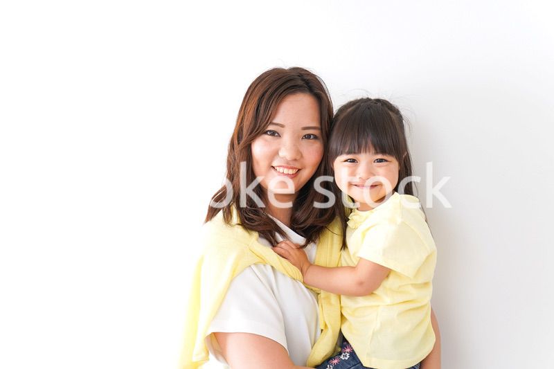 子どもを抱っこするお母さん