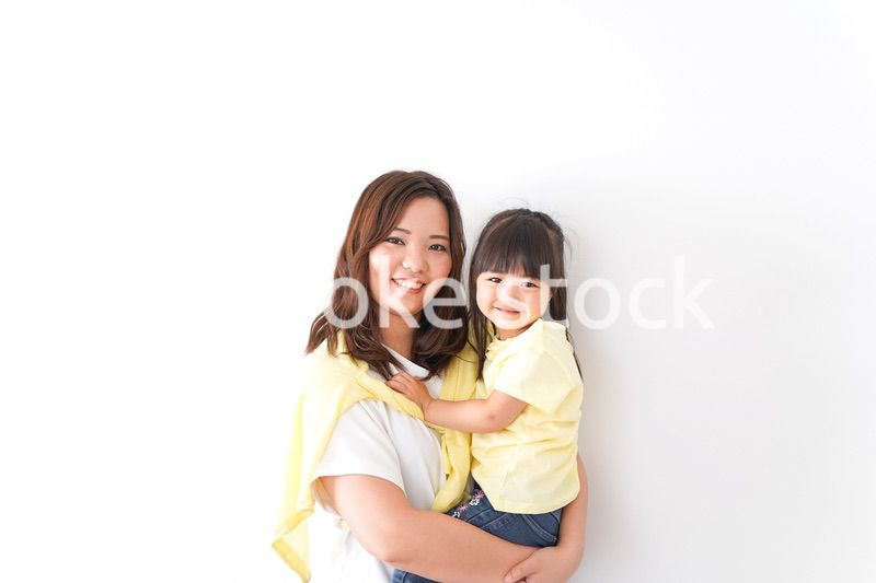 子どもを抱っこするお母さん