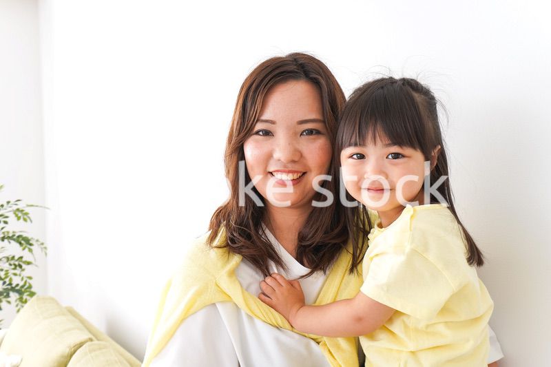 子どもを抱っこするお母さん