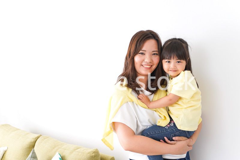 子どもを抱っこするお母さん