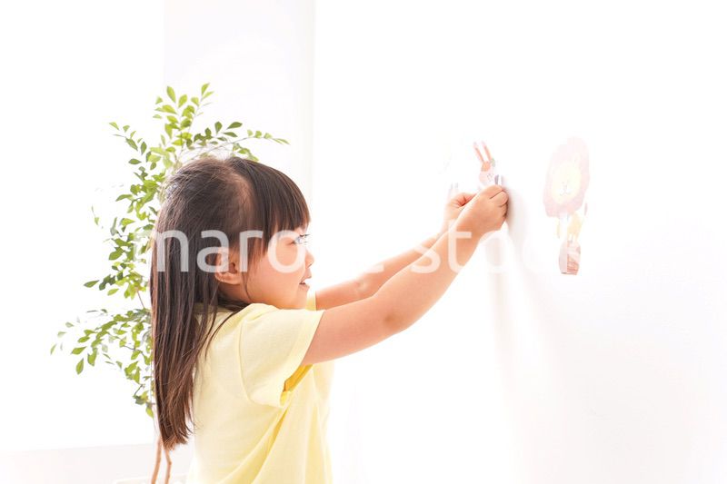 シールを貼る子ども