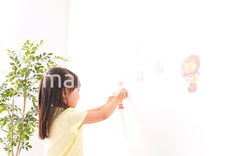 シールを貼る子ども