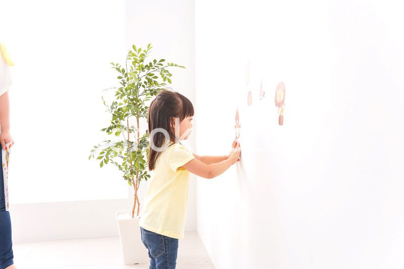 シールを貼る子ども