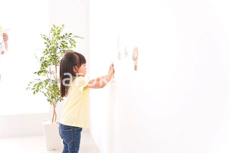 シールを貼る子ども